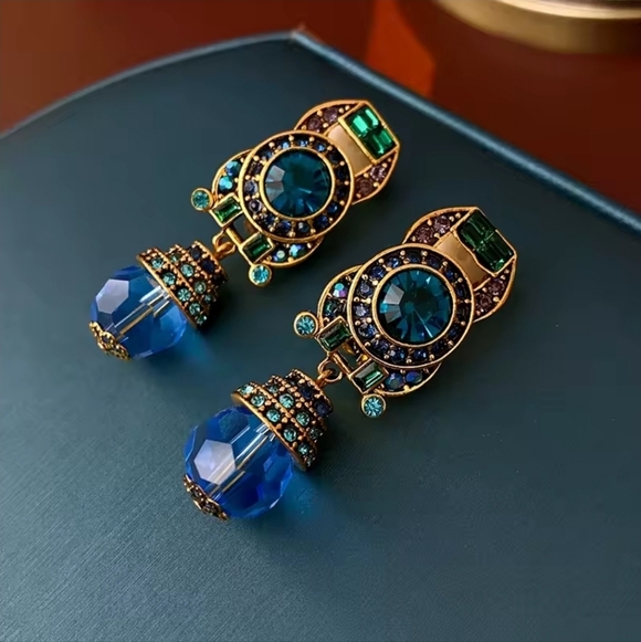 NWT Gorgeous BLUE CRYSTAL DROP EARRINGS. PIERCED OR CLIP ON. - Picture 4 of 6